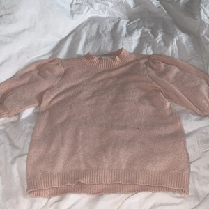 Stickad topp - Ljusrosa stickad topp från Name it. Den är barnstolen men den är som en xs/s. Köpt på Åhléns. 