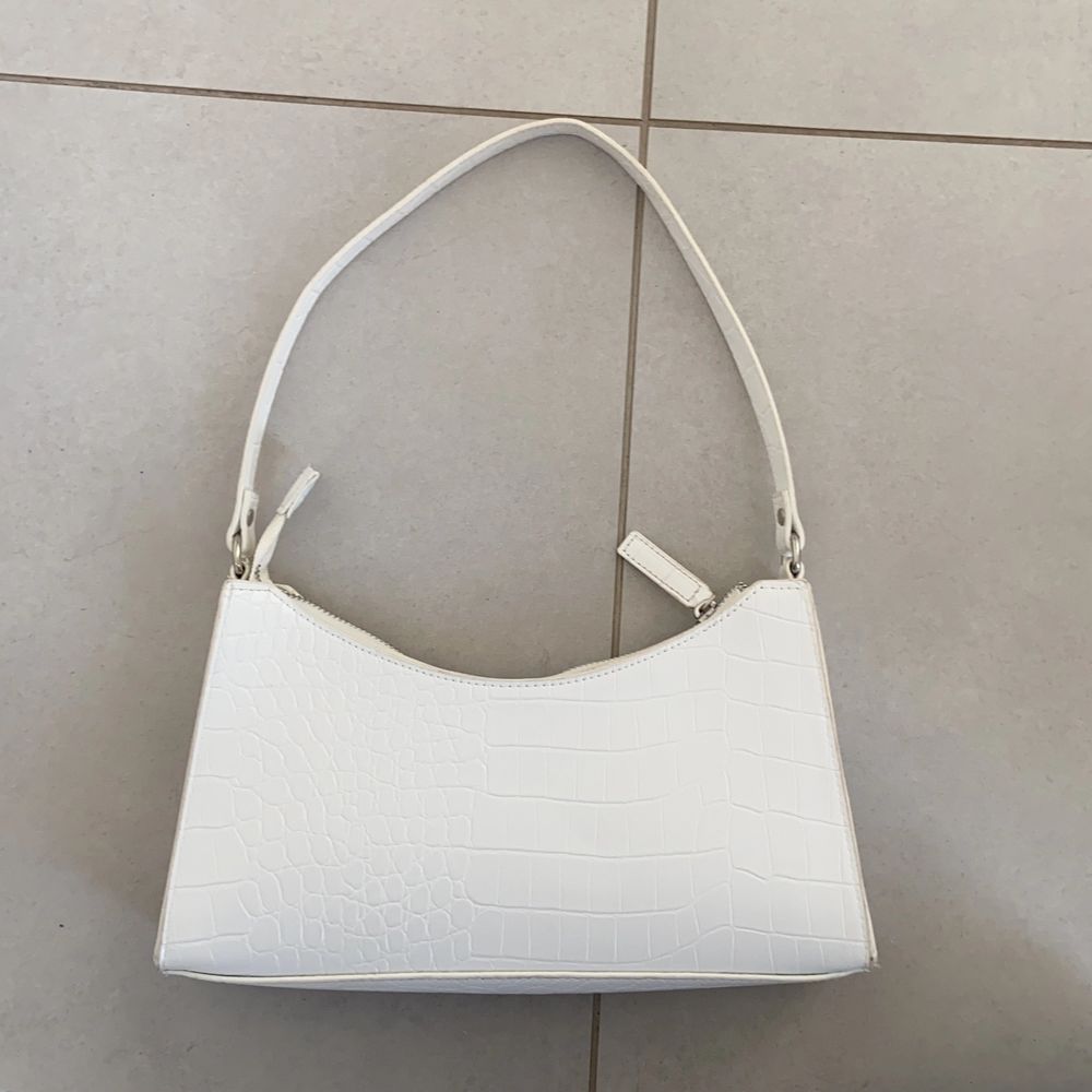 En populär handväska ifrån BikBok. Andvänd max 3 gånger och får tyvärr inte andvändning för den! Köptes för ca 300 kr och säljer för 150kr. Hör av er om ni är intresserade!💕. Väskor.