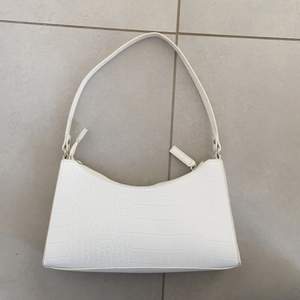 En populär handväska ifrån BikBok. Andvänd max 3 gånger och får tyvärr inte andvändning för den! Köptes för ca 300 kr och säljer för 150kr. Hör av er om ni är intresserade!💕