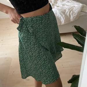 Säljer en supergulliga grön omlott kjol som inte kommer till användning längre. Storlek 34 men eftersom den går att knyta passar den nog även lite större💕