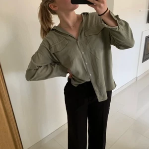 SKJORTA  - Skjorta från Zara i storlek M. Använd sparsamt och den är i bra skick. Köparen står för frakten🤍