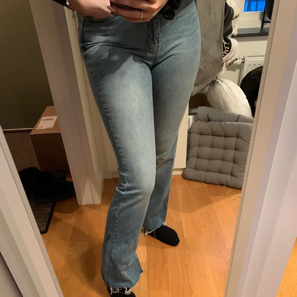 Säljer dessa split jeans som inte kommer till användning längre. Sitter som en smäck och är långa i benen då jag är 176cm! Tvätten på jeansen är som på första bilden. Jeans & Byxor.