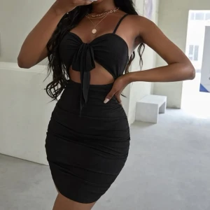 Svart med rosett klänning  - Super söt, basic och enkel klänning