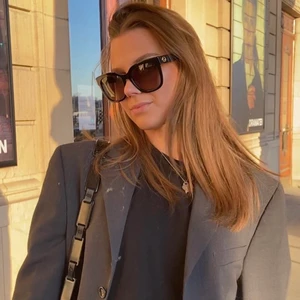 Gucci solglasögon  - Säljer mina älskade gucci solglasögon för de kommer inte till användning längre! Köpta på Synsam outlet, kvitto från dem och fodral finns kvar ❤️