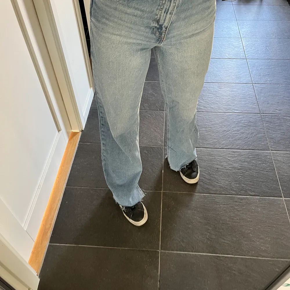 Nästan helt oanvända jeans från zara men snygg slits-detalj. Sitter superfint men tyvärr passar inte färgen mig💓 nypris 399. Jeans & Byxor.