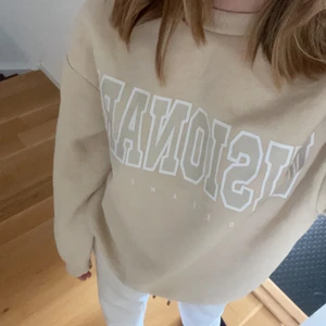 Sweatshirt st XS - Säljer min beiga sweatshirt från Gina tricot som jag köpte för några månader sedan. Använd ca 2 gånger och är i jätte bra skick. Säljer den pågrund av att jag själv inte passar i den och att det inte riktigt va min färg. Jag kommer att leverera tröjan och då står man för frakten själv. Tröjan kostar som ordinarie pris 250. Kontakta mig privat för mer bilder🥰