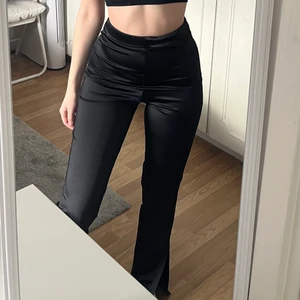 Svarta satinbyxor - Säljer dessa svarta satinbyxor i storlek 36, nyskick. Köparen står för eventuell fraktkostnad. Dom har slits på sidorna 
