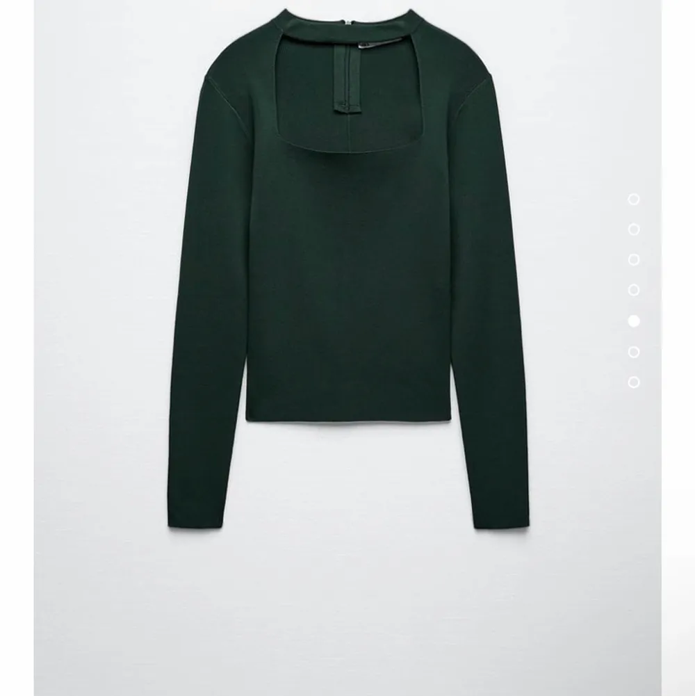 Intressekoll på denna super snygga tröjan från Zara! Den är i storlek S och är super fin! Använd endast en gång så den är i jätte bra skick! Kom med bud och skriv för mer bilder privat❤️❤️❤️❤️. Toppar.