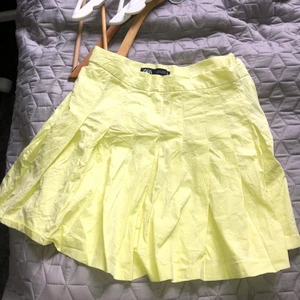 Gul kjol - Sparsamt använd Ljusgul kjol från ZARA storlek S