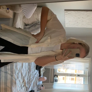 Vintage skjorta - Fin vintage skjorta i satin aktigt tyg med en slit på båda sidor🤗 använd någon gång av mig, väldigt fint skick 