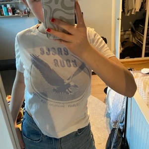 Vit t shirt från ginatricot - Säljer min vita t shirt från ginatricot i storlek S. Använd några gånger. Inga slitningar etc. Kom privat för frågor! 