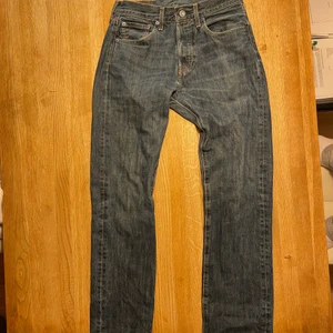 Levis jeans 501 - Jag säljer mitt par Levis 501 i strlk 28x32. Väldigt fina jeans som jag tyvärr har växt ur. Jeansen sitter små i storleken, skulle säga runt 27x30. Passformen på är skinny/raka beroende på benmåtten. Ställ gärna frågor i pm. Färgen är mer blåa i verkligheten än på bilderna.