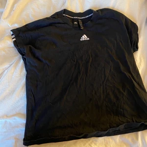 Tränings T-shirt  - En T-shirt från adidas, storlek S