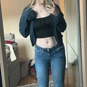 Marinblå kofta - En tunn marinblå kofta från Zara. Jättesöt och nästan oanvänd