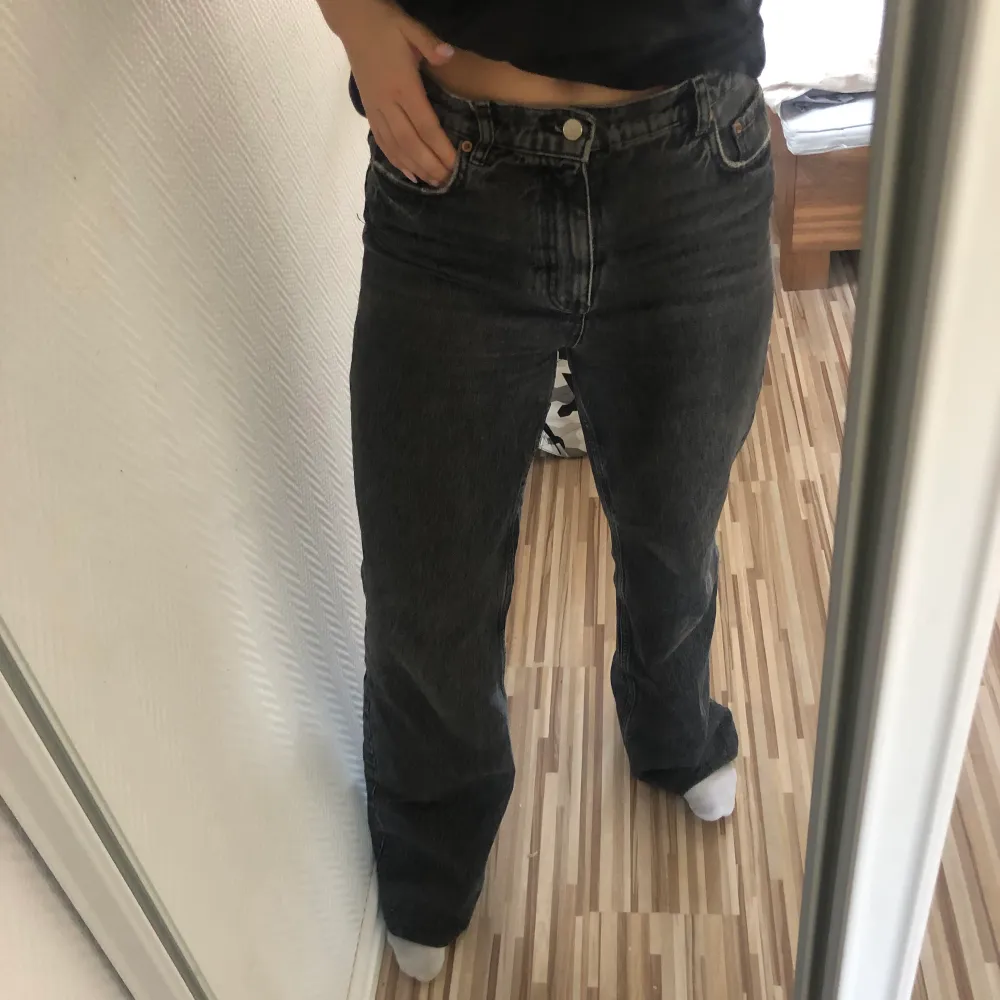 Säljer nu mina fina baggy jeans från zara🤌 150kr +frakt . Jeans & Byxor.