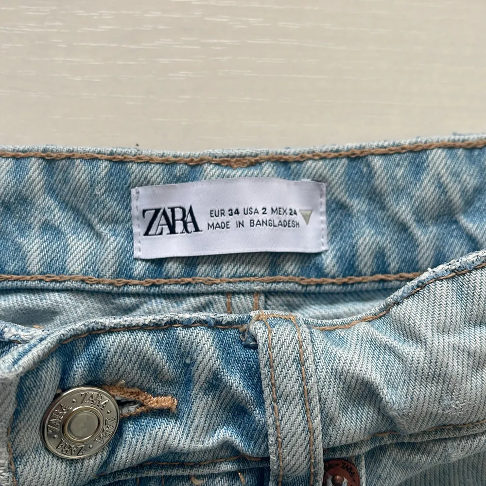 Supersnygga jeans från Zara som tyvärr blivit för små för mig:(. Jeans & Byxor.