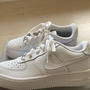 Nike air force 1 - Säljer dessa super snygga Nike air force 1. Helt nya och oanvända! Köpte fel storlek och gick inte att returnera så säljer här istället. Storlek 38, köpta för 1200kr säljer för 1000kr. Skriv privat vid intresse💓