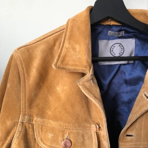 Mockajacka M - En mjuk och fin mockajacka i bra kvalité med oförstörd mocka. Köpt på volt för 3000 år 2019. Sparsamt använd 