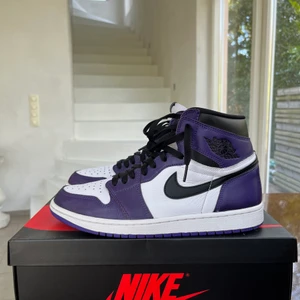 Jordan 1 High Court Purple - Jag säljer mina Jordan 1 High Court Purple i storlek 44. Skicket på skorna är 8/8,5 av 10. Ingår extra snören och rengörings wipes från Crep Protect som ni ser på andra bilden. Köparen står för frakt! Skriv om ni har frågor eller vill ha mer bilder😁