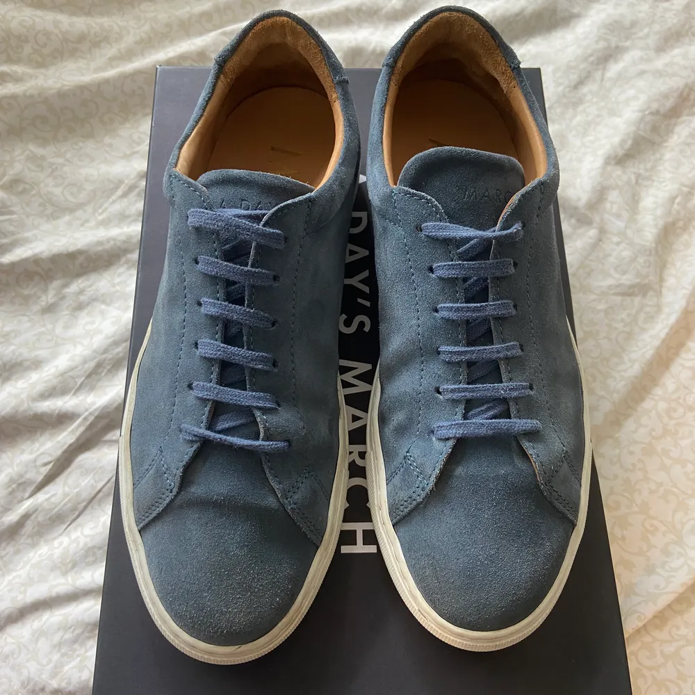 Hej, jag säljer ett par A Days March sneakers färgen ”Storm Blue” och storleken 40, extra skosnören ingår i färgen blå!!! Använda kanske 3 ggr. Säljer pga köpte för stor storlek. Nypris är 1595kr men mitt pris kan diskuteras🥰. Skor.