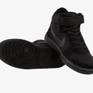 Fodrade Nike skor storlek 36! Använda ca 10-15 gånger men inga skador eller fläckar. Nypris 500-600kr och säljer nu för 300kr. ❗️Skorna jag säljer har inte kardborre! Enbart första bilden som har det❗️