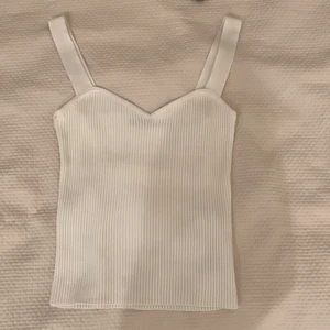 Gina Tricot vit linne - Jättefint linne från Gina Tricot💕 Bra skick och har bara använt den 1 gång☺️  Kan mötas upp vid T- centralen! Annars står köparen för frakten❤️