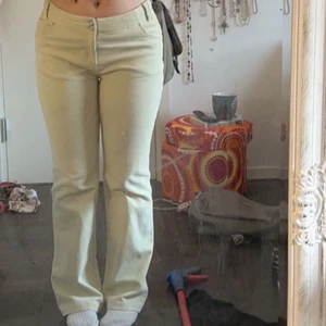 Snygga Bootcut byxor - Säljer dessa skitsnygga ljusbeiga Manchester byxor!! Storlek M! Väldigt stretchiga!❤️