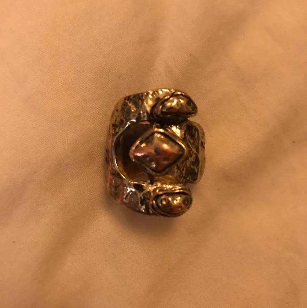 En jätte gullig ring som är ganska stor och bronsnyans passar på mitt ring pek och långfinger och har diameter 1,7 cm. Accessoarer.