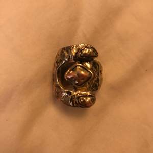 En jätte gullig ring som är ganska stor och bronsnyans passar på mitt ring pek och långfinger och har diameter 1,7 cm