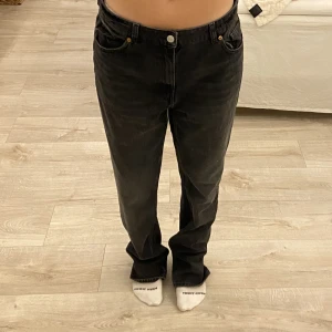 Monki jeans midrise - Skitsnygga oanvända jeans från Monki som är förstora och inte kommer till användning🤍 budning gäller om fler är intresserade