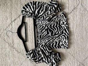 Zebra blus  - Snygg zebrablus från bikbok i fint skick! Hör av dig vid frågor eller funderingar💖