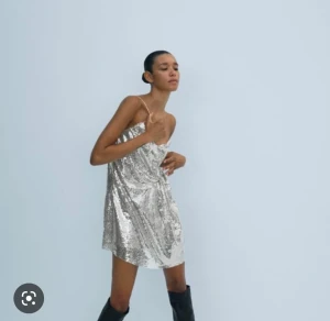 Glitter klänning.  - Glittrig klänning som passar perfekt till nyår, julafton eller dagar då man vill känna sig extra  fin!  Den är i storlek L, men passar S/M om man vill att den ska sitta som på bilden ✨