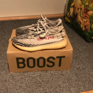 Yezzy zebra - Hej, säljer min yezzy har ett fint helhets intryck. Använda någon gång ibland fin sula. Dom har slutat tilveekas och kommer gå upp i pris. Priset är inte hugget i sten  Skick: 8/10 Sick: 8/10