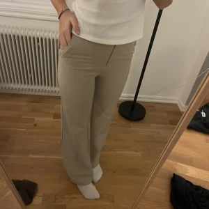 Kostymbyxor begie - En par beige kostymbyxor finns inte lägre kvar på hm. OANVÄNDA 💕midje mått 69 men relativt stretchiga  