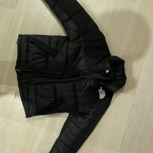 Northface pufferjacket - Northface jacka i nyskick. Super mysig, varm jacka! Perfekt till vintern. 