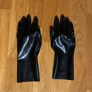 Latex hanskar - Säljer mina latexhandskar. Köpte dem för 699kr. Använda ett par gånger men sitter perfekt. Storlek S 