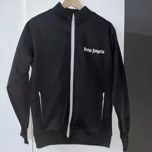 Palm Angels tröja  - Säljer en fet Palm Angels tröja då den inte används, den är stor i storleken. Storlek S men passar mer som M! Aldrig använd! Skriv för mer info 