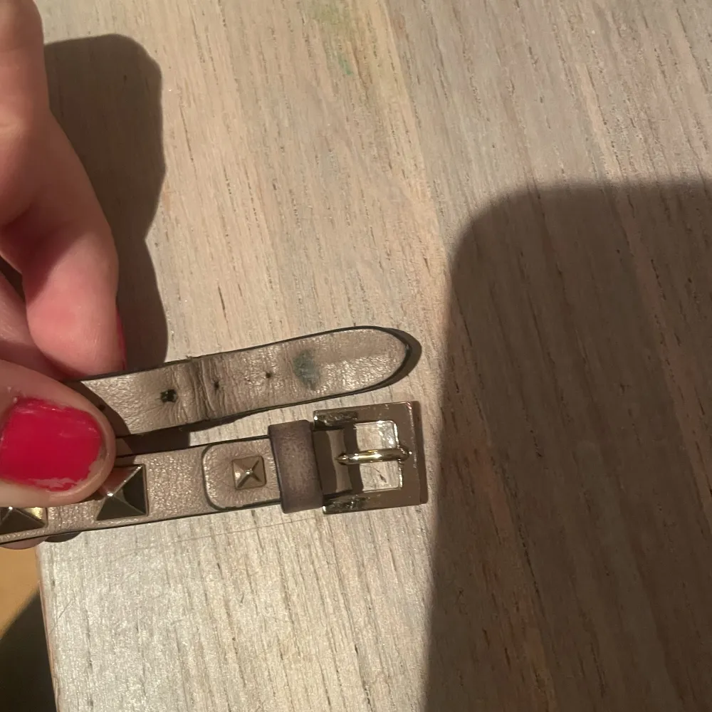 Ett väldigt fint beige valentino armband, köpt för 2.200 i  valentinos affär i Frankrike❤️lite slitet eftersom andvändt vält, men funkar❤️box och påse medföljer  Tryck INTE på köp nu. Accessoarer.