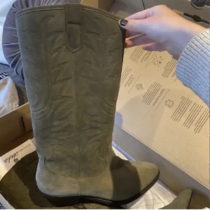 Boots  - Säljer dessa skit snygga cowboy inspererade boots i grön mocka från Bull boxer. Jag säljer dessa då det inte kommit till användning. Ordinarie pris är 1400kr och de är helt slut sålda på hemsidan. Helt oanvända!!! Skriv ifall ni vill ha mer bilder. 