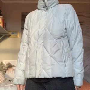 Fila Pufferjacka - Puffer med dunfyllning från Fila. Ljusblå med matt finish. Skön och varm :)   Storlek xs/s jag är 166 för referens.   