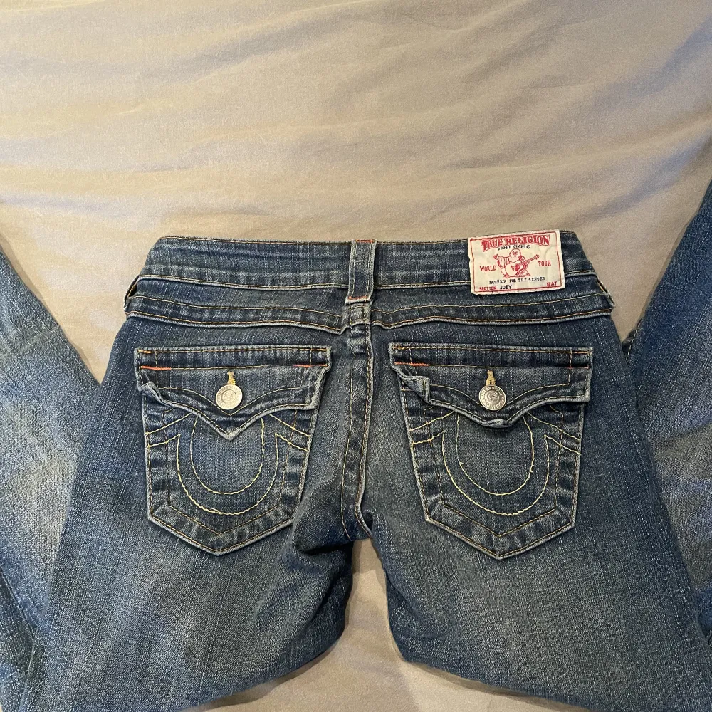 Sjukt snygga true religion jeans som jag köpte här på Plick men som tyvär inte passade. Lägger upp anonsen igen på grund av att budgivningen av misstag avslutades. Dom är lågmidjade i och bootcut, storlek 24. Kan köpas direkt för 800 + frakt 💙. Jeans & Byxor.