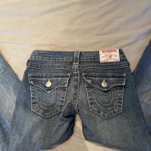 Sjukt snygga true religion jeans som jag köpte här på Plick men som tyvär inte passade. Lägger upp anonsen igen på grund av att budgivningen av misstag avslutades. Dom är lågmidjade i och bootcut, storlek 24. Kan köpas direkt för 800 + frakt 💙