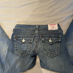 Lågmidjade jeans - Sjukt snygga true religion jeans som jag köpte här på Plick men som tyvär inte passade. Lägger upp anonsen igen på grund av att budgivningen av misstag avslutades. Dom är lågmidjade i och bootcut, storlek 24. Kan köpas direkt för 800 + frakt 💙