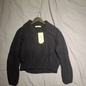 Stickad tröja med krage från zara  - Prislappen är kvar, aldrig använd. Bra passform!