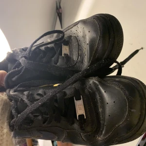 Slitna Black Air forces - Väl använda black airforces men går såklart fortfarande att använda
