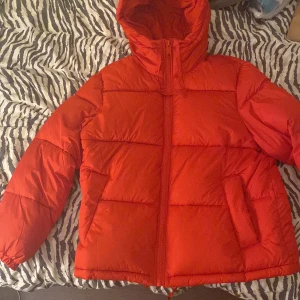Puffer jacka - Säljer nu min röda pufferjacka från hm då jag har alldeles för många jackor. Den är nästan aldrig använd och i super fint skick. Hör av dig vid frågor pris kan diskuteras. Nypris: 500kr. Den är i storlek S men skulle säga att den passar XS precis lika bra