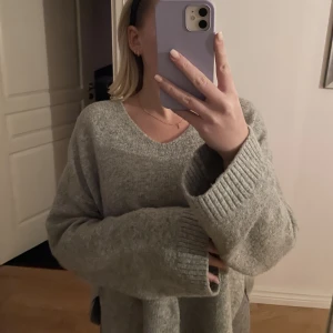 Stickad tröja  - Jätte mysig grå stickad tröja med slits längst sidorna från h&m storlek S! 