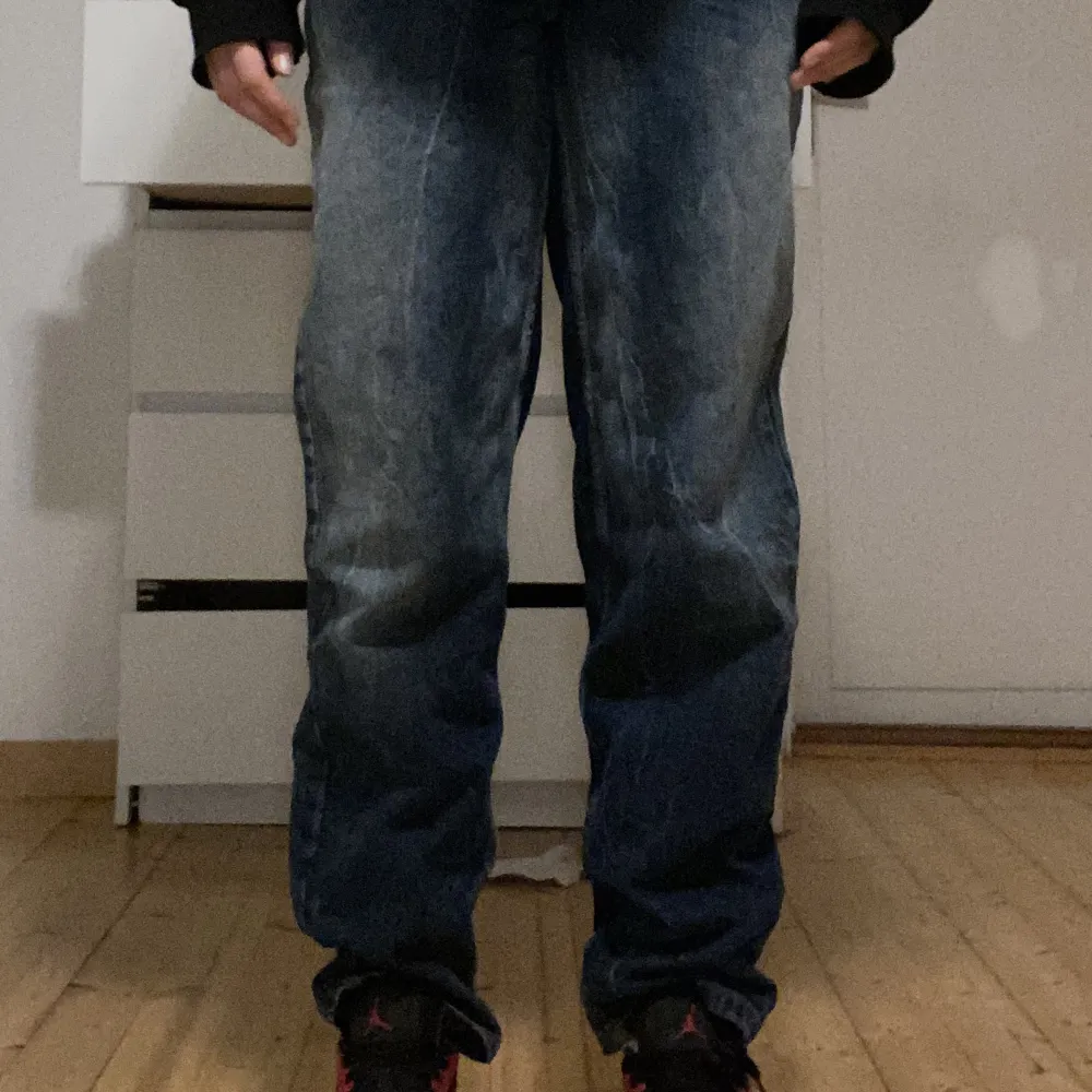 Säljer mina skit snygga jeans, knappt använda och bra kvalitet men vuxit ur dom Är 165 cm lång  . Jeans & Byxor.