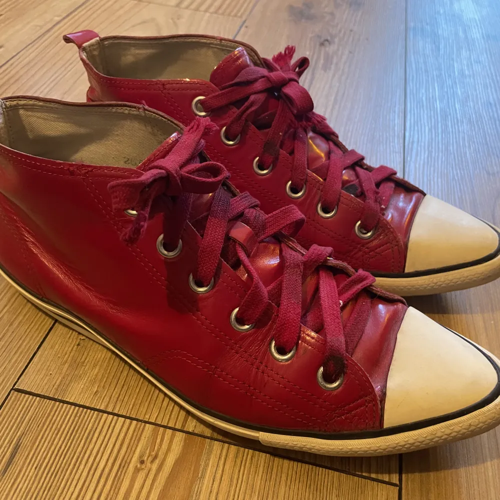 Otroligt ovanliga COMMES DES GARCONS Homme skor som jag köpte begagnat i Tokyo 2010.  De är tyvärr lite för trånga för mig så jag gissar på att de är ca stl 41 men det står ingen storl (jag brukar ha 42 1/2) men kan funkar för en liten smal 42-for också. . Skor.