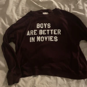 Tröja från PULL&BEAR - ”Boys are better in movies” tröja i storlek M💕